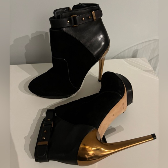 New💥BCBGMaxazria ankle boots, black suede, size 6 - Picture 5 of 6